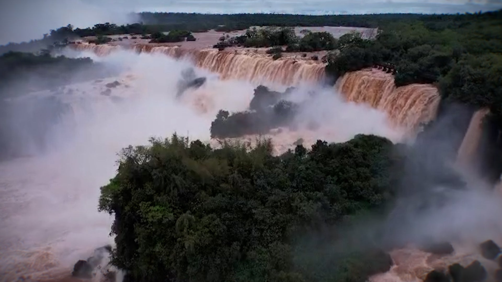 El Ni&ntilde;o's power unleashed on Iguazu Falls