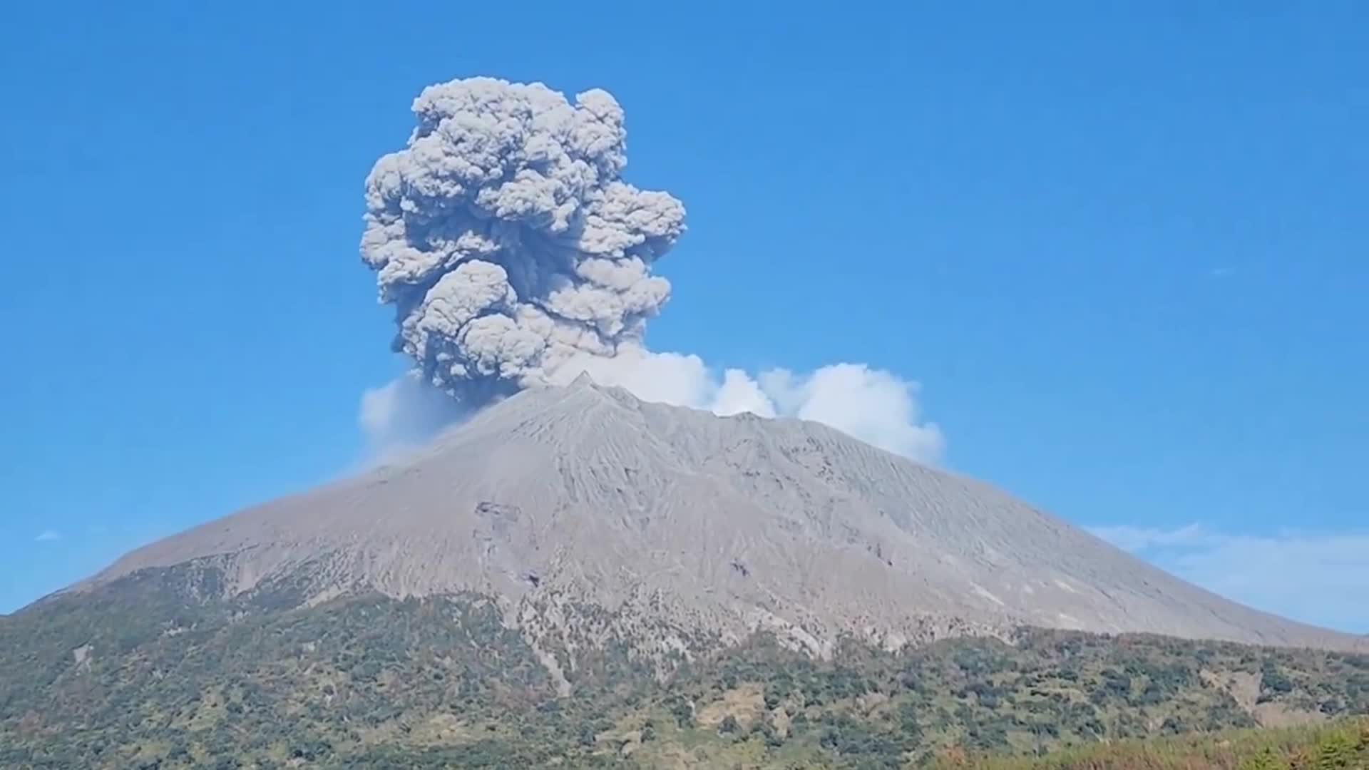 Japan&rsquo;s Sakurajima Volcano Erupts, Spewing Ash and Smoke