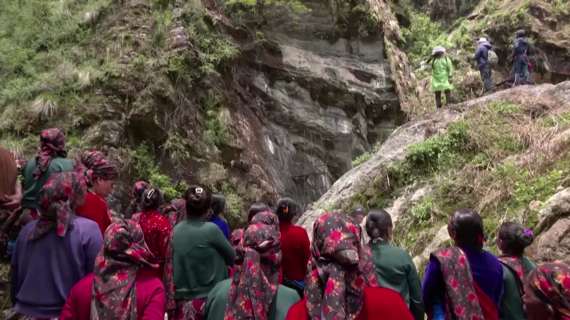Nepal's Daring &lsquo;Honey Hunters&rsquo; Say There&rsquo;s A New Danger