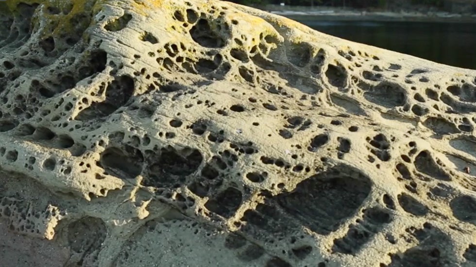 Rocks Point to Very Different Image of Earth