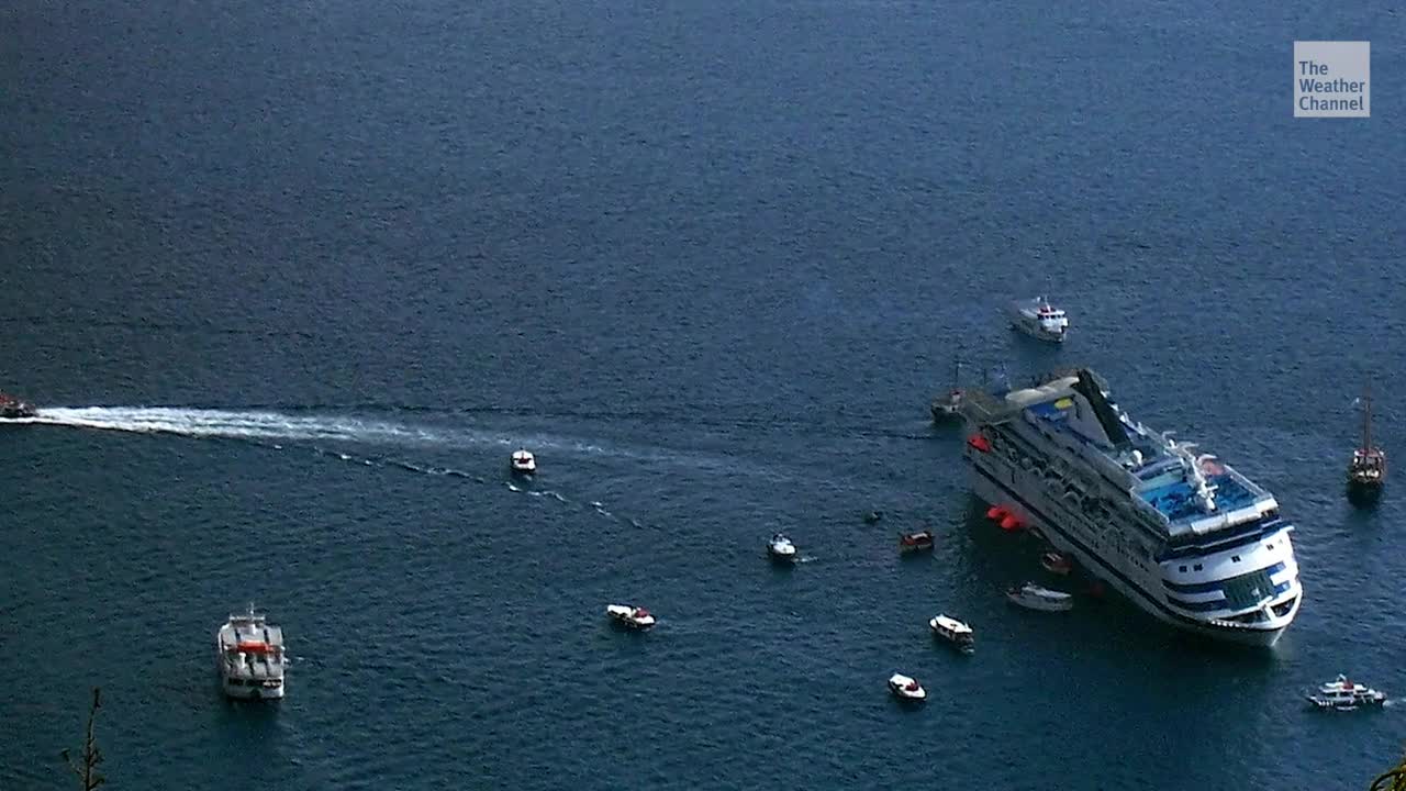 Santorini Residents Outraged as Shipwreck Threatens to Pollute Paradise