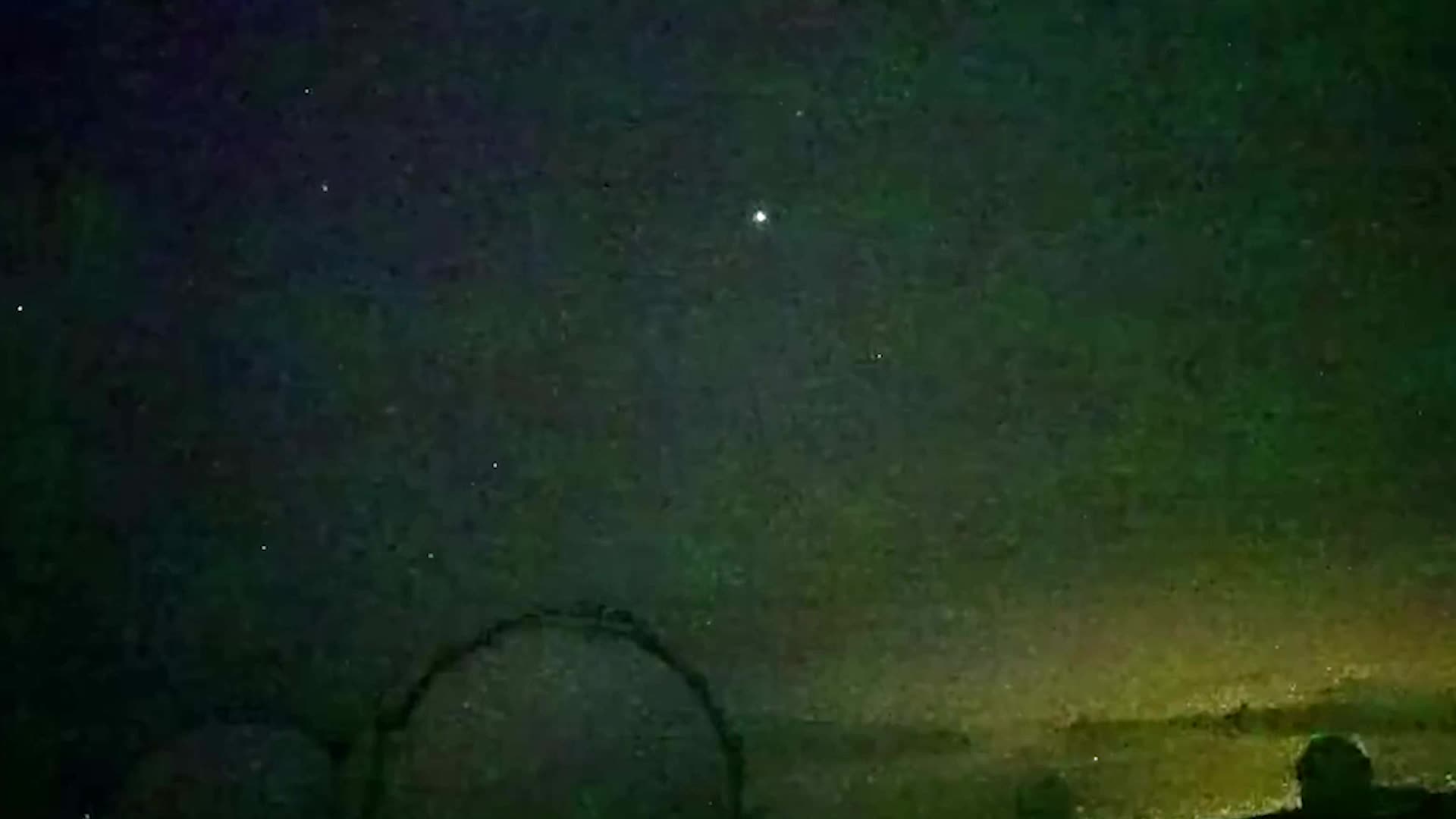 Strange Green Laser Lines Over Hawaii Observatory