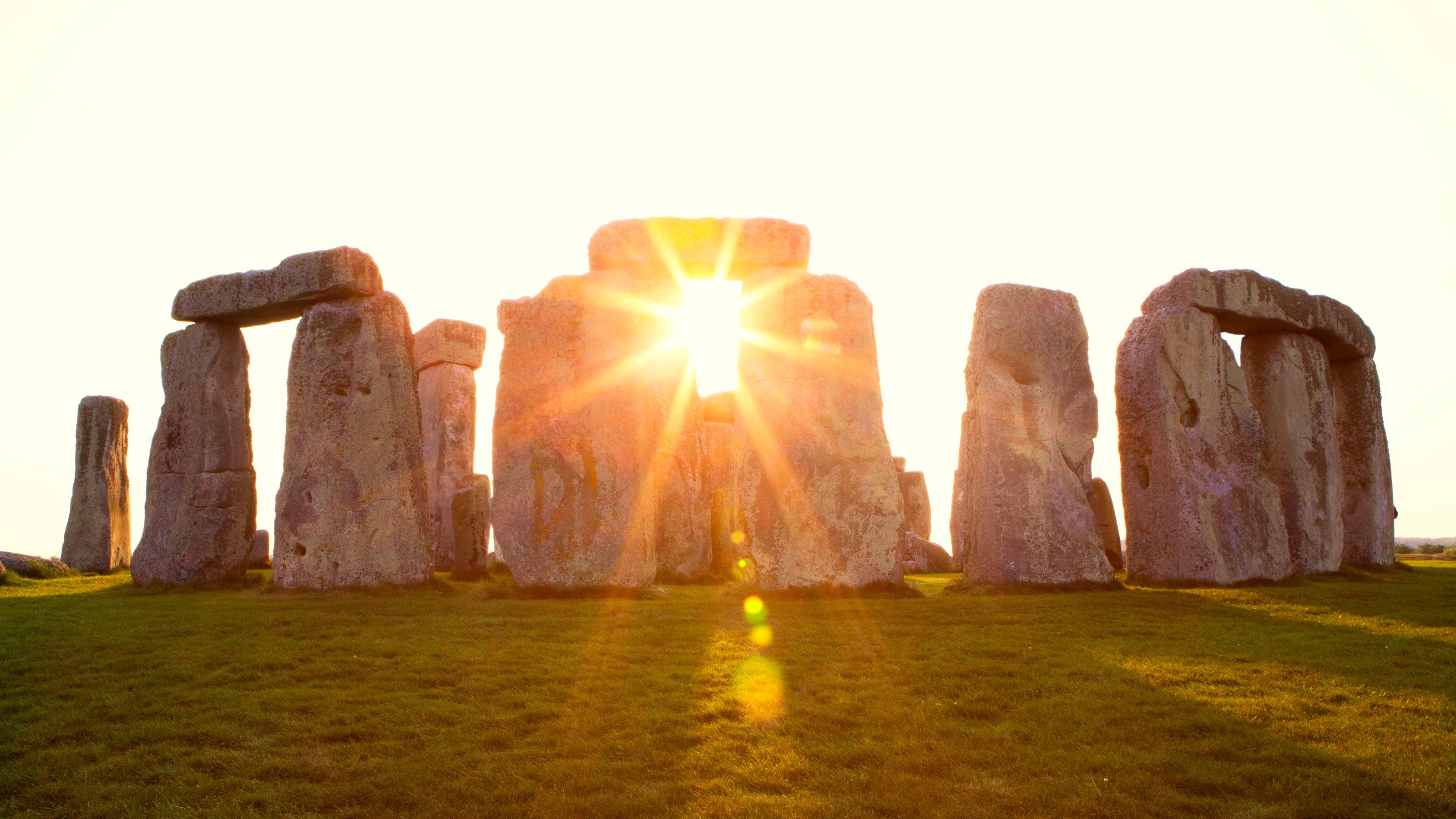 Sun shines through the stones of Stonehenge