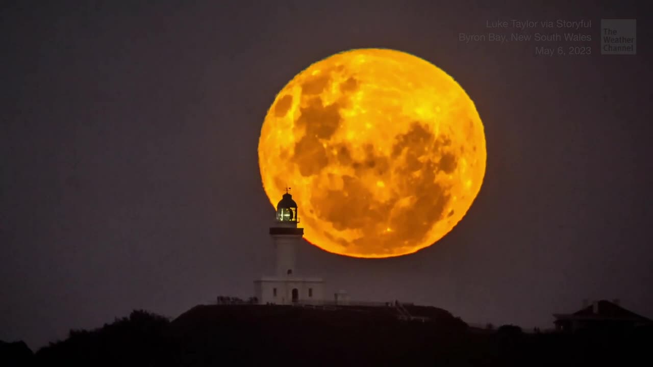 Time-Lapse Shows Bright, Full Moon Rising