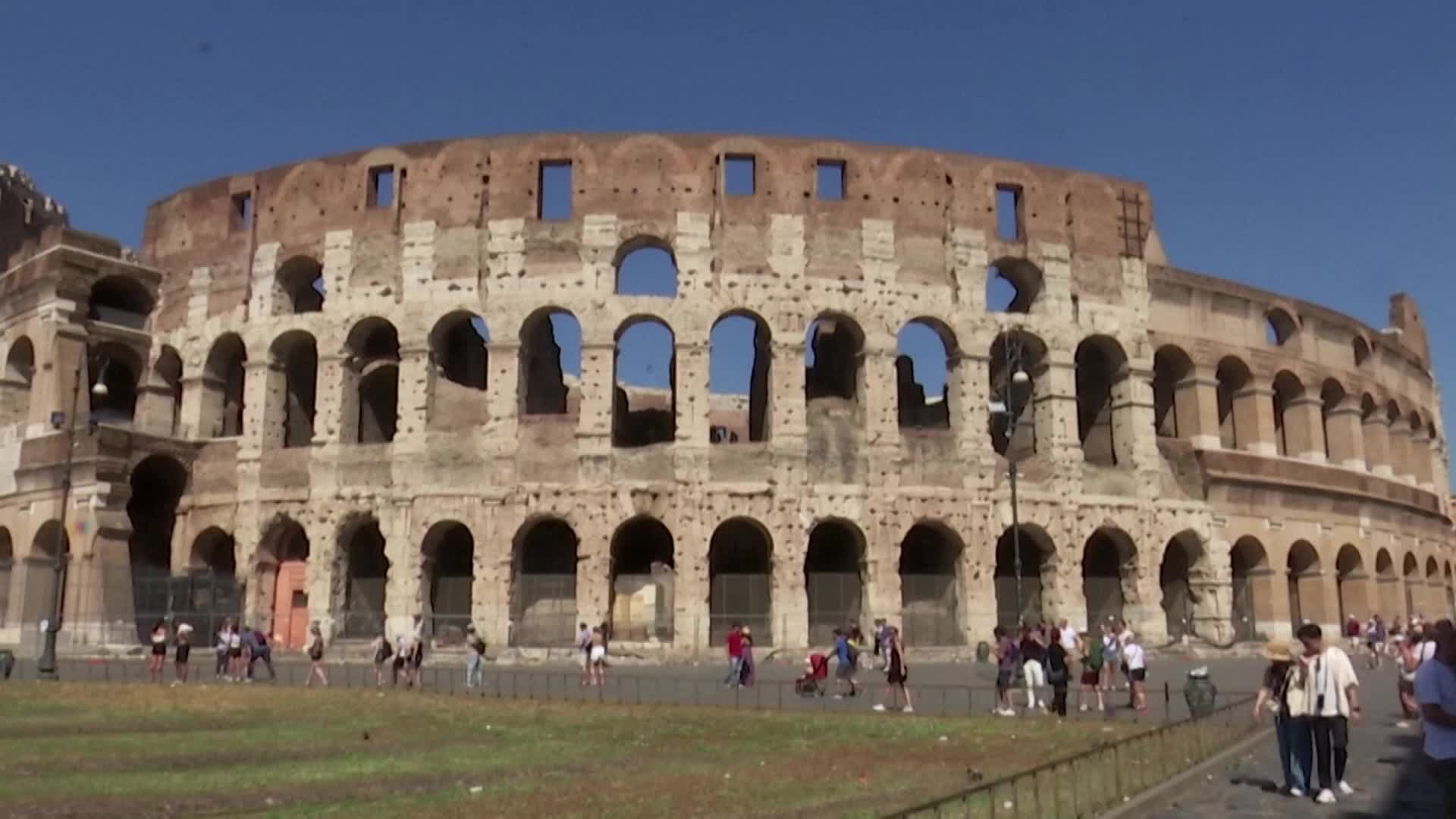 Tourists In Rome Endure Severe Heat Wave