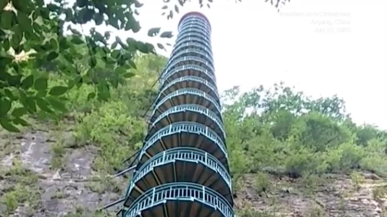 Tourists Must Sign Waiver Before Climbing Terrifying Mountain Staircase in China