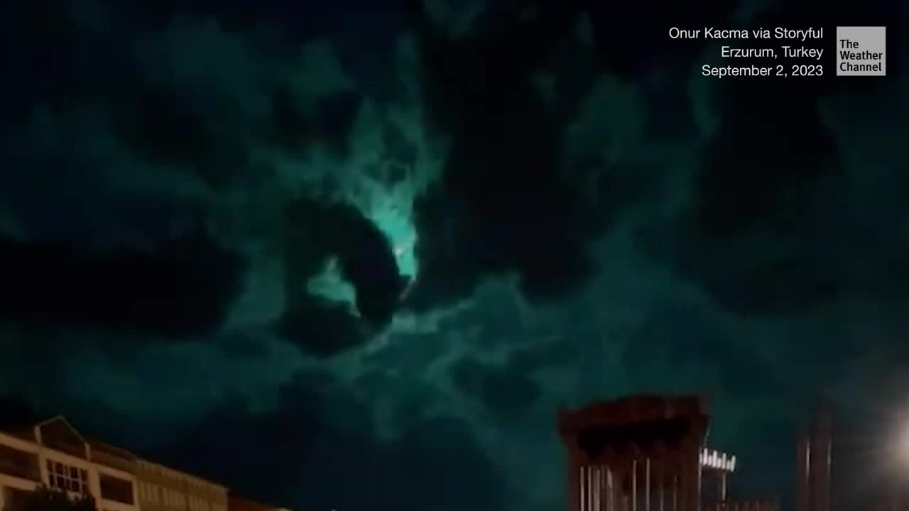 Turkish Locals Film Gleaming Green Meteor As It Passes