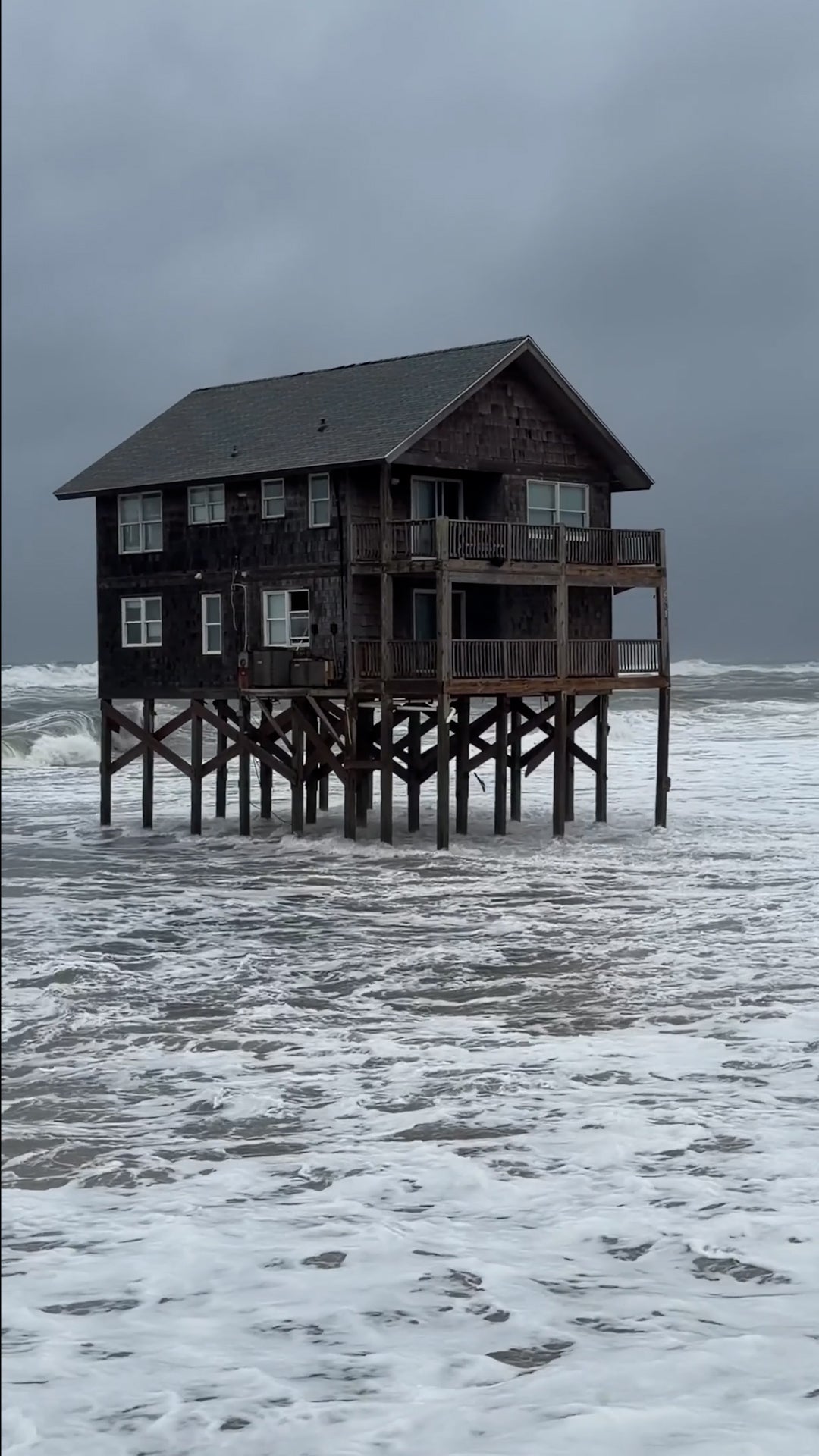 Nor'easter threatens Outer Banks home