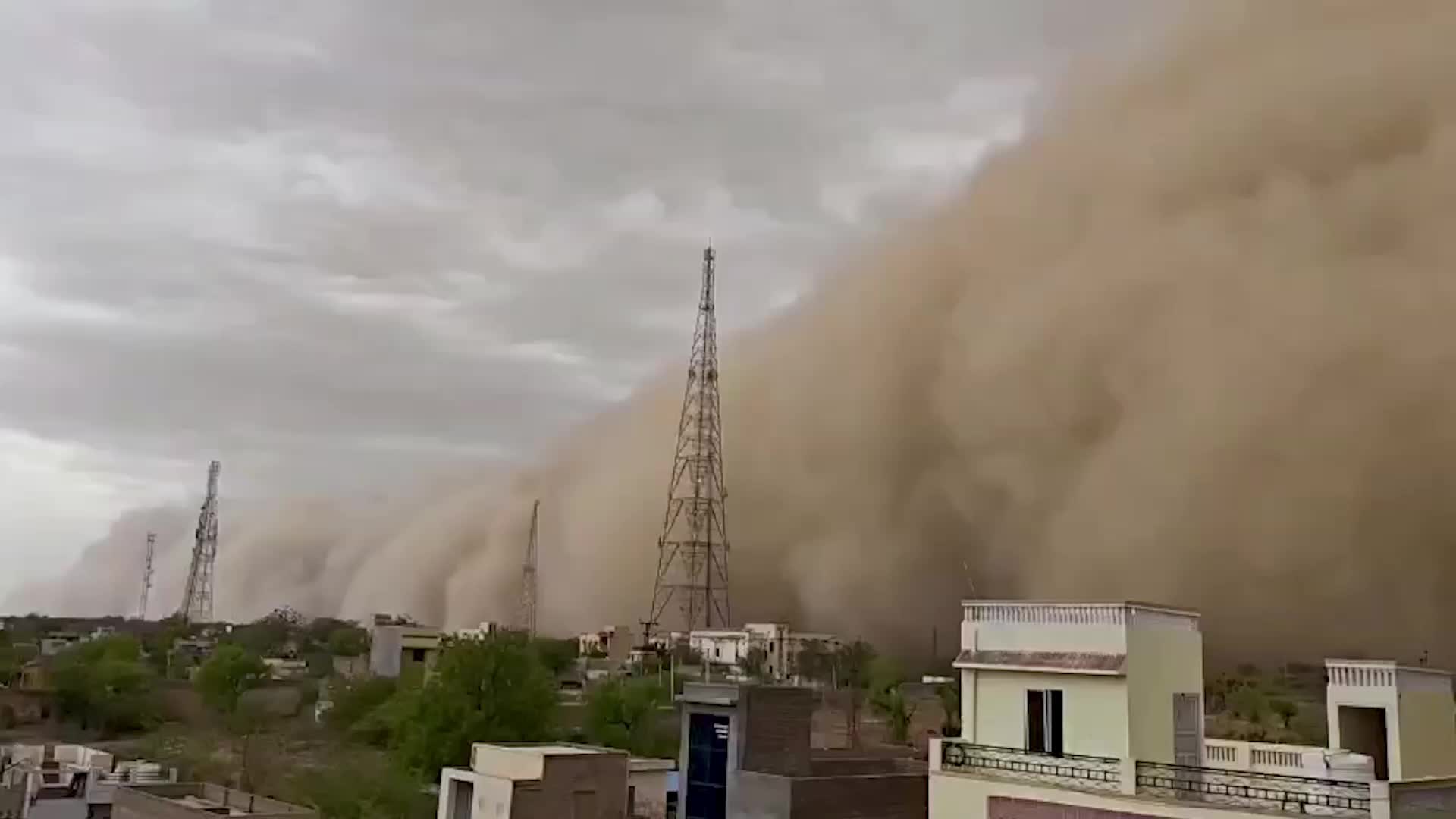 Epic dust storm swallows entire neighborhood