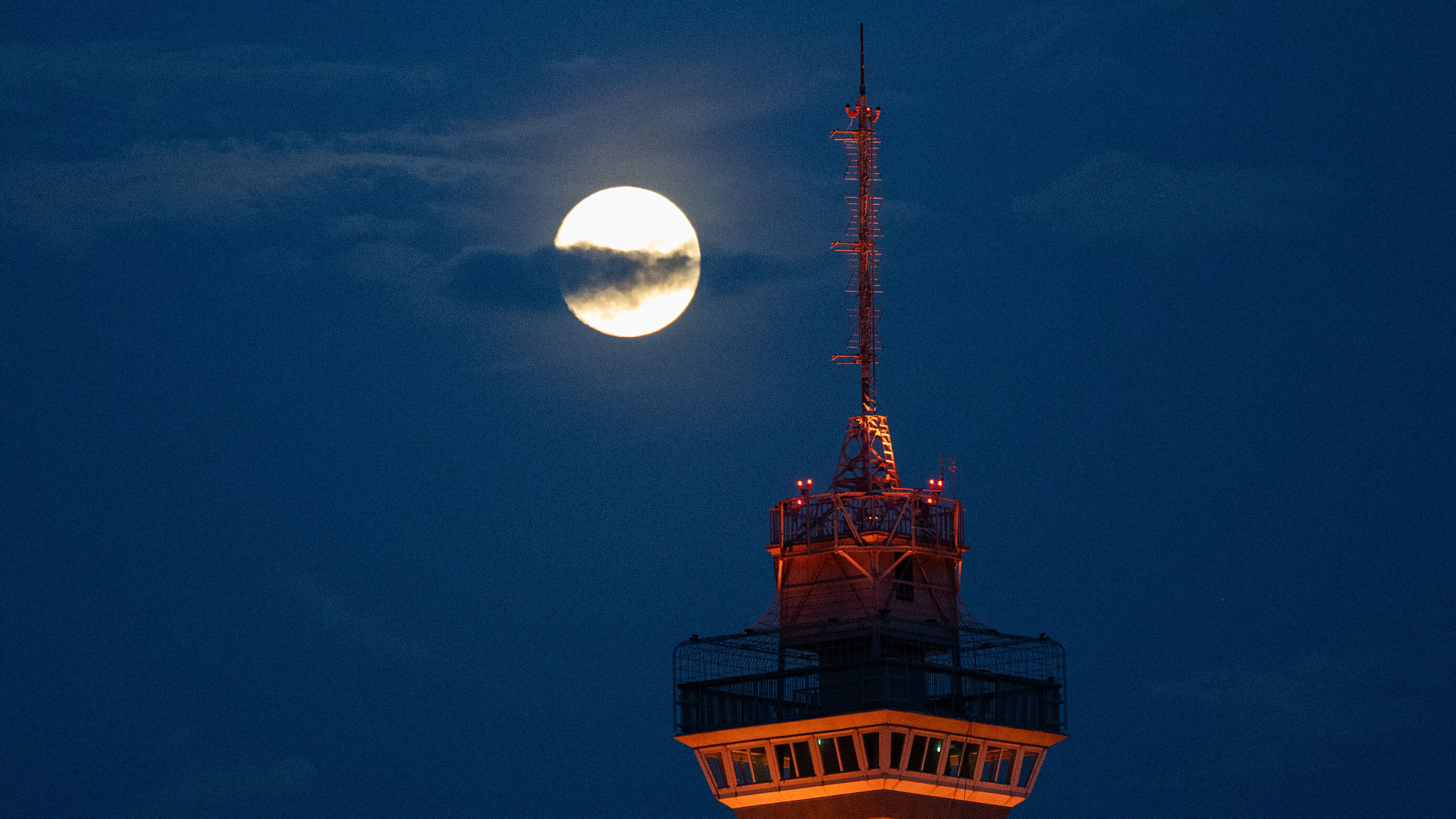The moon is above the Berlin radio tower on May 29, 2026.