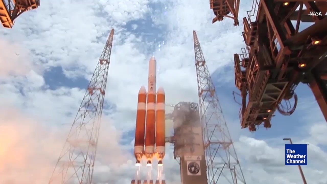 World’s Biggest Rocket Blasts into Space